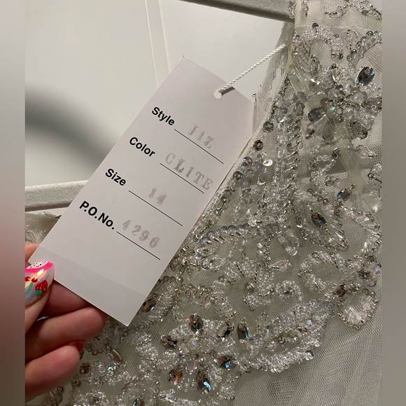 Removable Gemstone Beaded Illusion Neckline - Picture 4 of 6